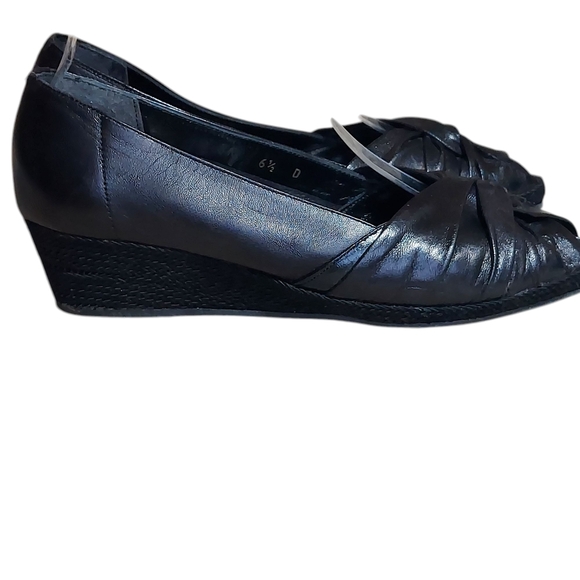 Sesto Meucci Black Flats with Pleated Design - Picture 4 of 15